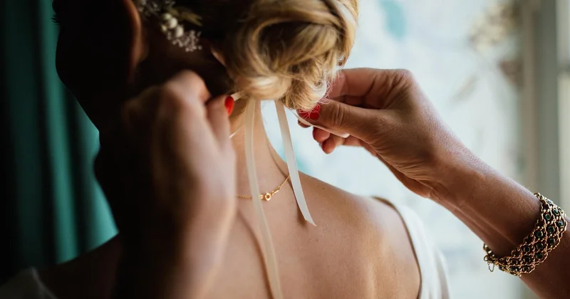 Comment attacher ses cheveux selon sa longueur : court, mi-long, long