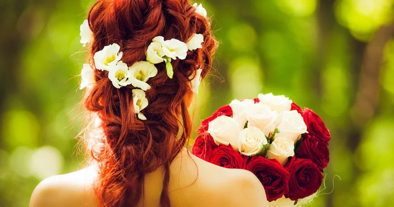 Invitée ou mariée : la coiffure simple ne se joue pas au même endroit
