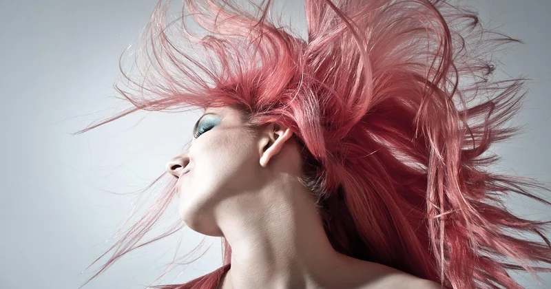 Les 4 erreurs qui ruinent vos coiffures sur cheveux gras