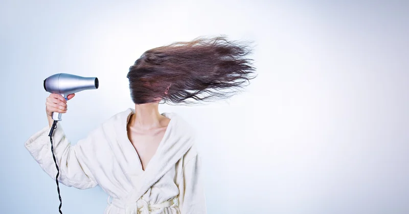 Pourquoi la moitié des coiffures "anti-cheveux gras" ratent leur objectif