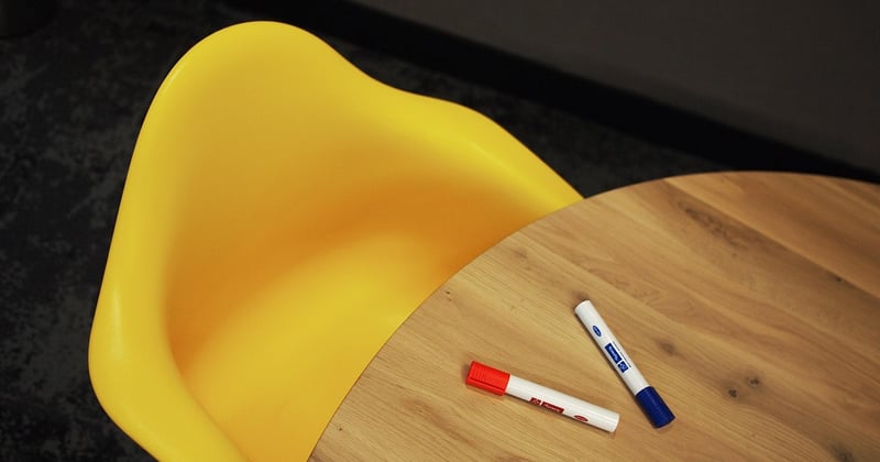 Mobilier professionnel : neuf, occasion ou reconditionné, que choisir ?