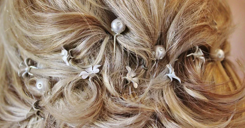 Les accessoires pour attacher les cheveux : élastique, chouchou ou pince ?